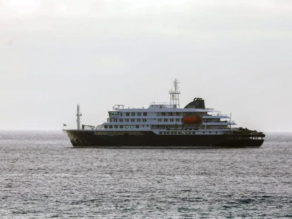 El crucero MV Hondius cuando estaba fondeado frente a la costa de Praia, en Cabo Verde. 