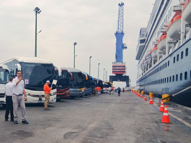 El puerto de Acajutla recibió al crucero Volendam durante la actual temporada turística.