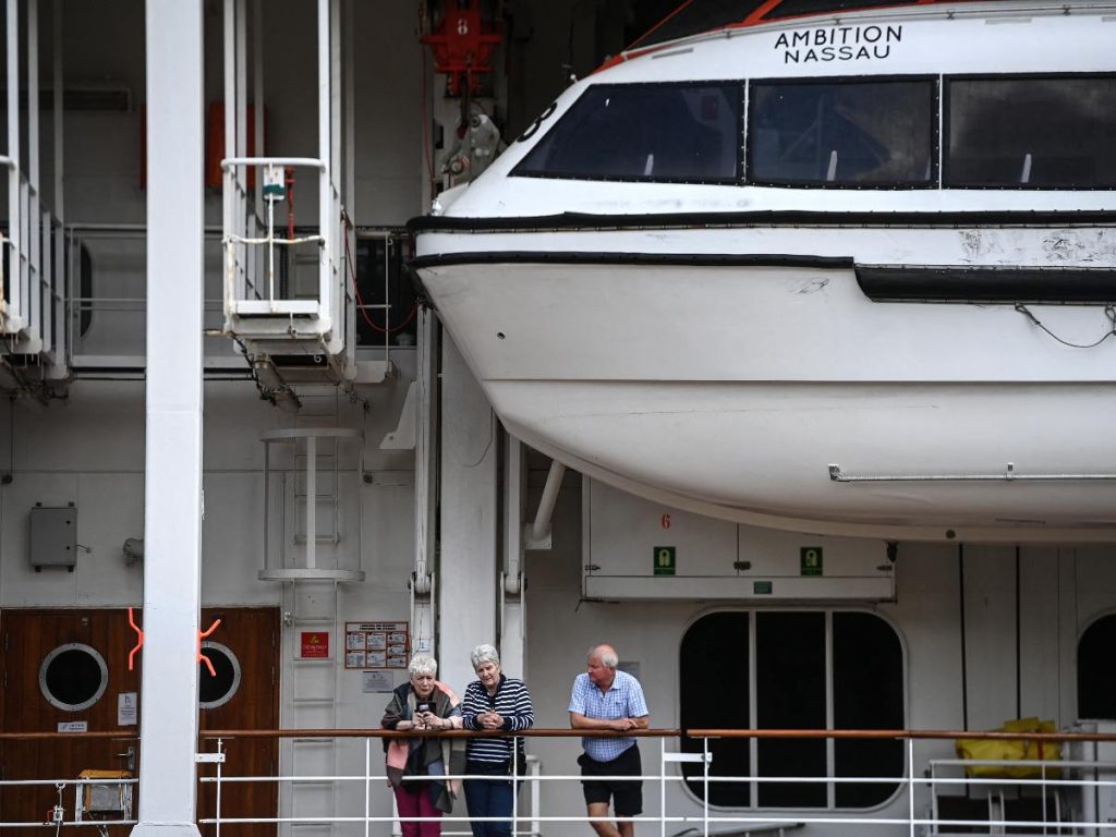 Pasajeros permanecen a bordo del crucero Ambition, confinado en Burdeos por un brote gastrointestinal.