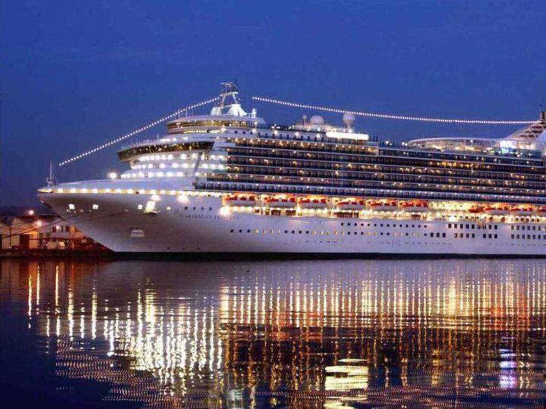 El Caribbean Princess, que zarpó de Fort Lauderdale el 28 de abril de 2026, tiene a más de 100 pasajeros enfermos a bordo debido al norovirus, según los CDC. Foto/ Princess Cruises