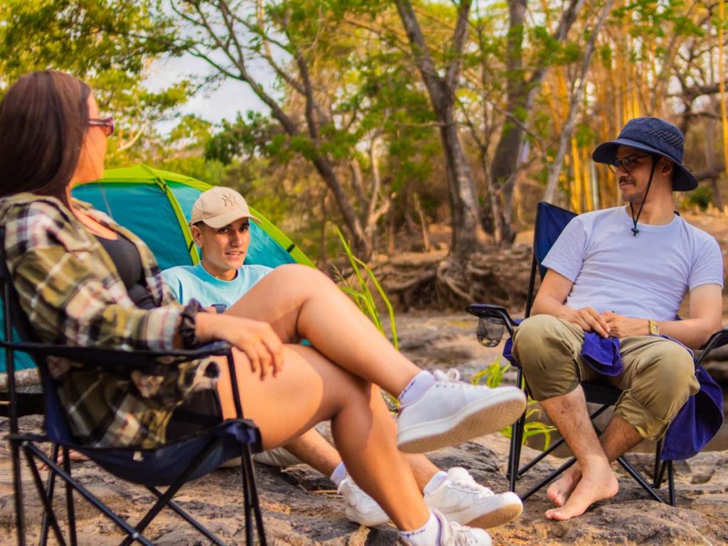 Fogatas, camping y conversaciones junto al río forman parte de la experiencia nocturna que ofrece North Land.