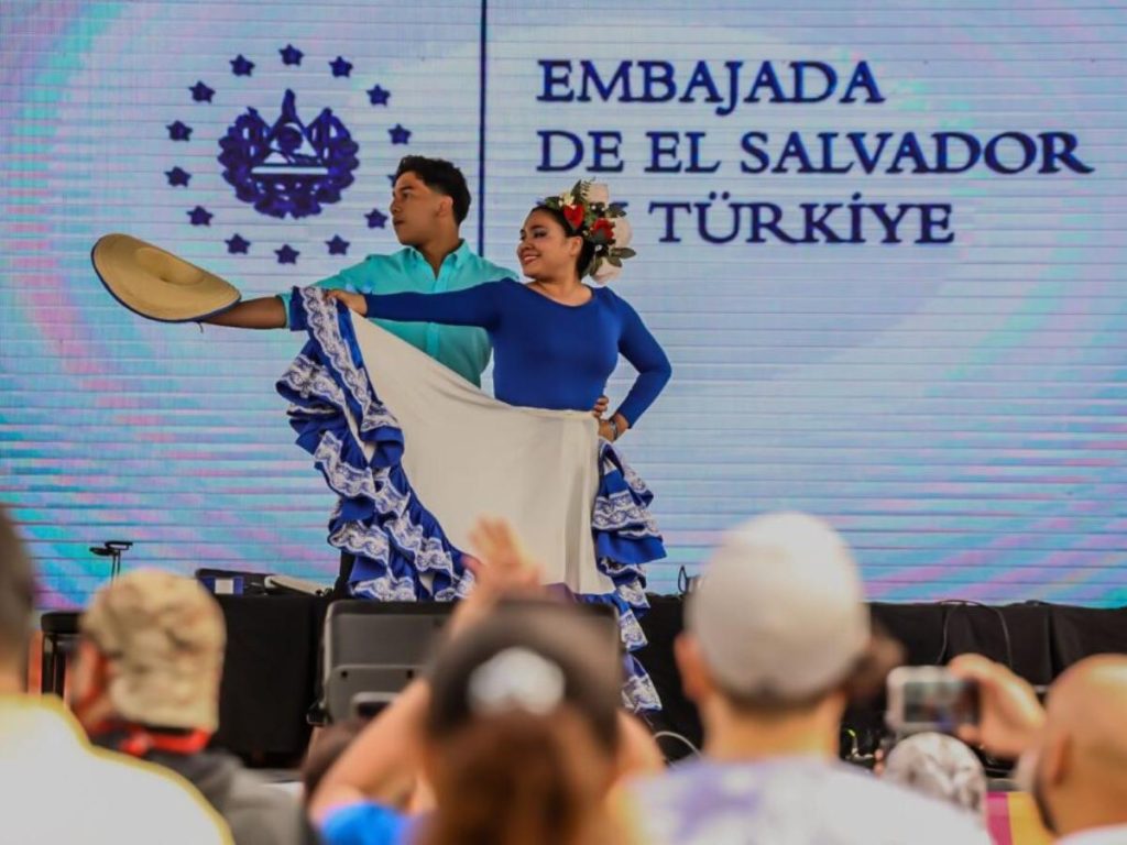 Las pupusas fueron parte de la muestra gastronómica con la que El Salvador atrajo la atención de los visitantes durante el encuentro cultural.