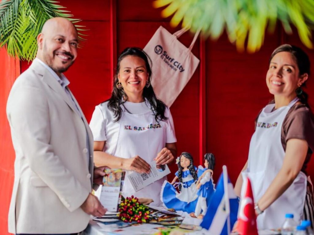 Jóvenes talentos salvadoreños presentaron danzas folclóricas y cumbia ante el público internacional que asistió al festival en Marmaris.