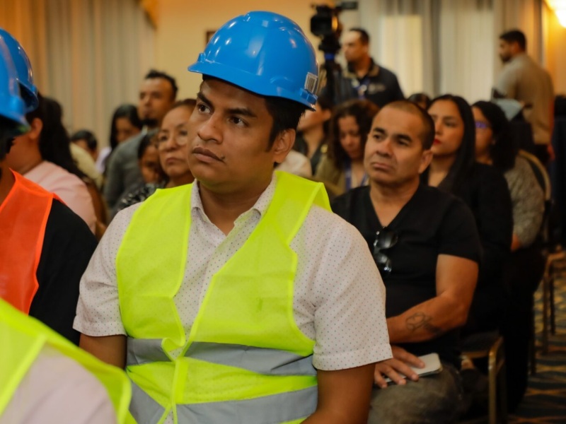 Un grupo de salvadoreños que regresó al país recibió certificación como electricistas de cuarta categoría. Foto: cortesía Ministerio de Relaciones Exteriores.