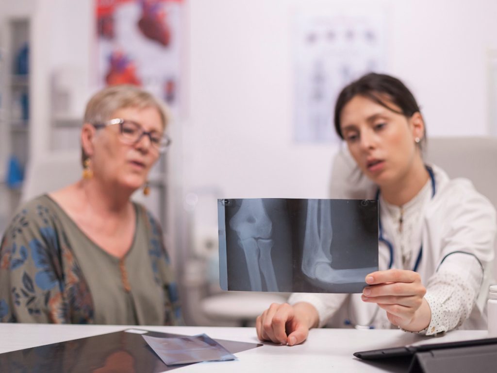 ¿Dolor en los huesos? Jornada médica ofrecerá chequeos gratis en Santa Tecla