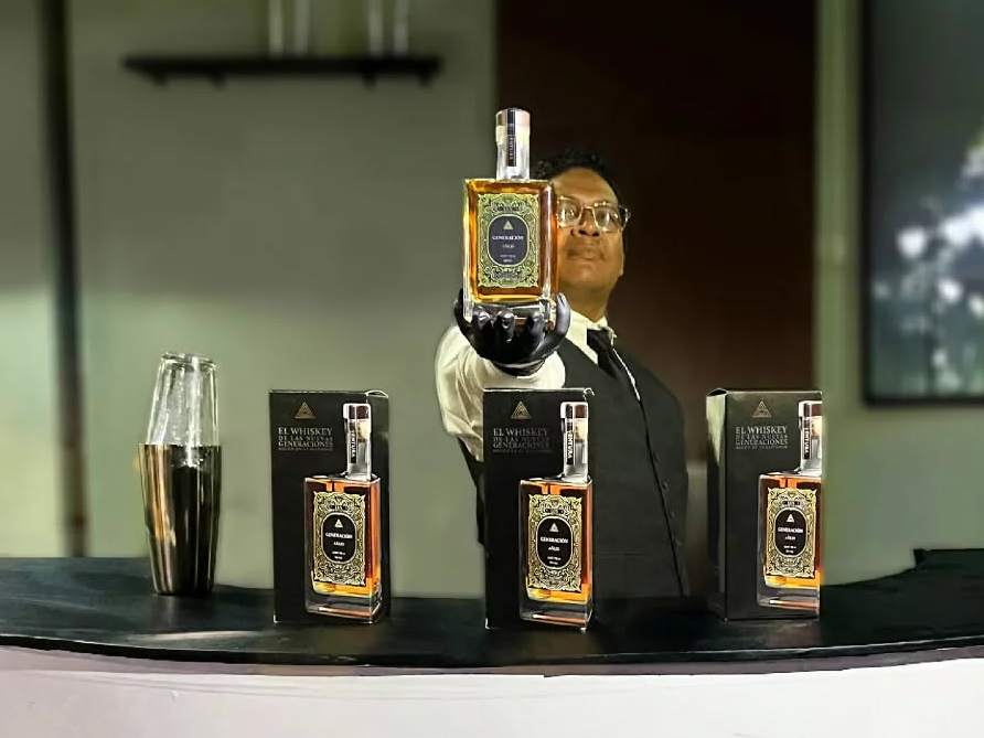La marca asegura ser el primer y único whiskey estilo bourbon de Centroamérica elaborado en El Salvador. Foto / Cortesía