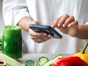 Reducir el tiempo frente a las pantallas puede ayudar a disminuir el estrés, mejorar el sueño y fortalecer la salud mental.