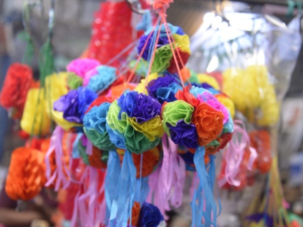 Niños y adultos participan en la tradición del Día de la Cruz, fortaleciendo valores culturales y el respeto por la naturaleza.