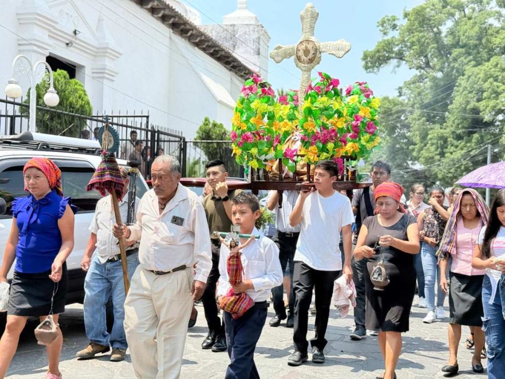 Así se vive la procesión de la Santa Cruz en Panchimalco