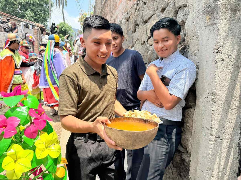 Los asistentes reciben pan, fresco y almuerzo como parte de la tradición.