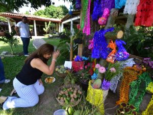 Restaurante Ciudad Vieja adornó su entrada con una cruz, los visitantes se arrodillan, hacen una reverencia y toman una fruta.