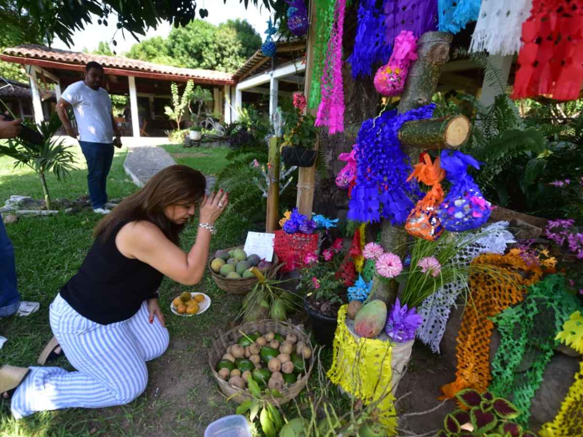 Restaurante Ciudad Vieja adornó su entrada con una cruz, los visitantes se arrodillan, hacen una reverencia y toman una fruta.
