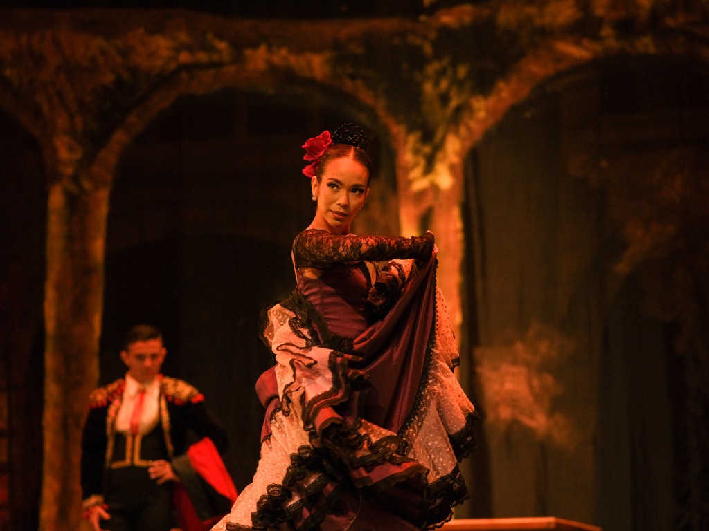 Vestuarios multicolores, escenografía vistosa y coreografías llenas de energía transportaron al público a una festiva atmósfera inspirada en la tradición española. Fotografía/ Cortesía Sebastián Valera