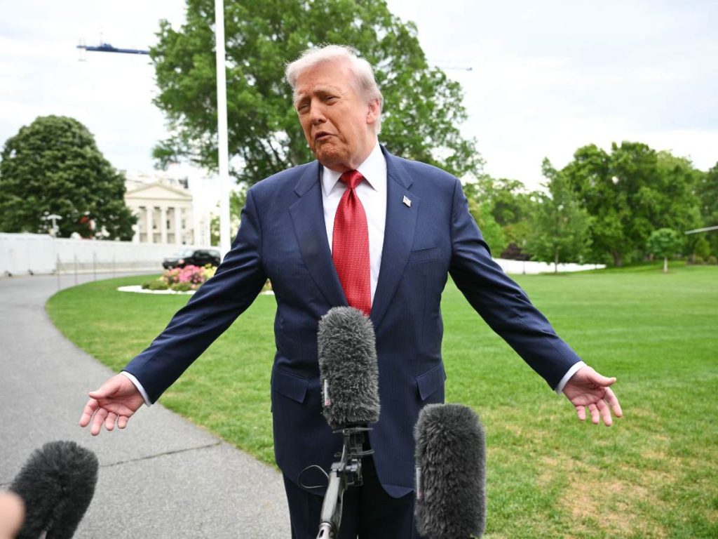 Donald Trump habla con periodistas en la Casa Blanca antes de viajar a Virginia, en medio del debate por la ciudadanía por nacimiento.