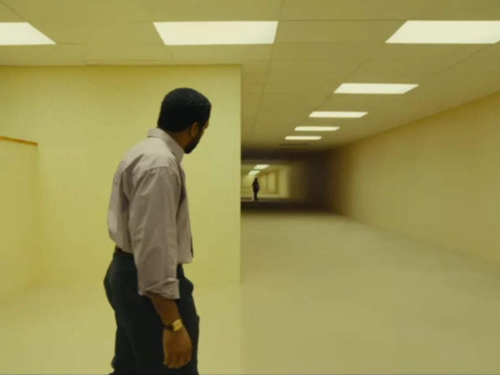 La película Backrooms adapta el popular fenómeno de internet sobre espacios liminales y pasillos inquietantes.