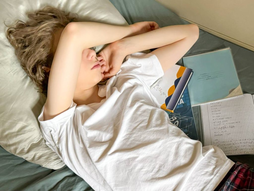 El descanso adecuado es clave para proteger la salud y el rendimiento durante la temporada de pruebas académicas.