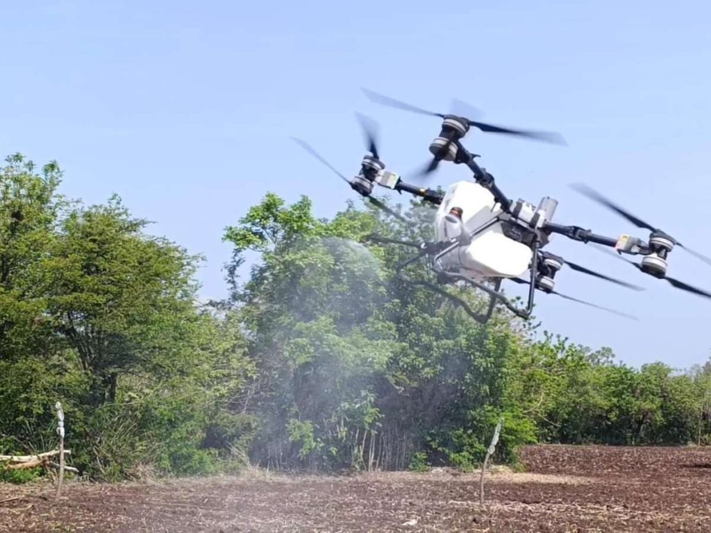 Dron utilizado en labores agrícolas para fortalecer el monitoreo y asistencia técnica en cultivos.