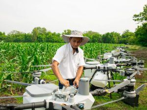 Los drones agrícolas permiten fumigar y fertilizar una manzana en menos de ocho minutos, según los impulsores del proyecto.