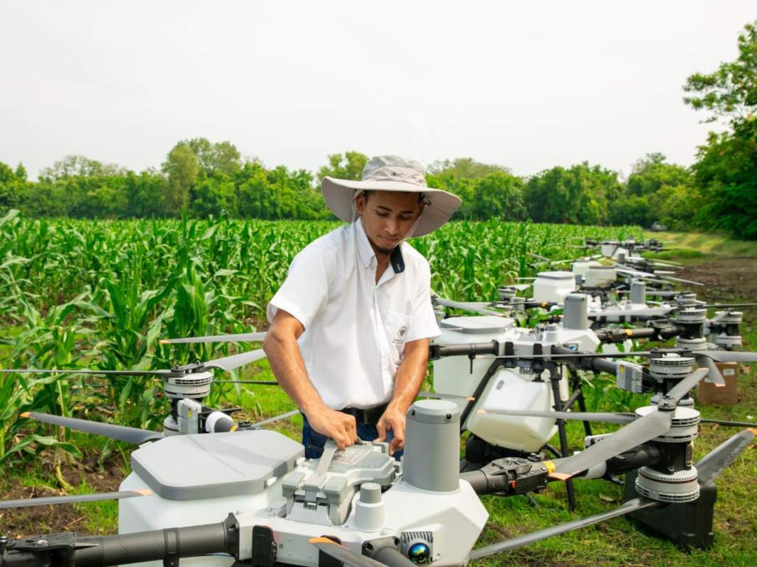 Los drones agrícolas permiten fumigar y fertilizar una manzana en menos de ocho minutos, según los impulsores del proyecto.