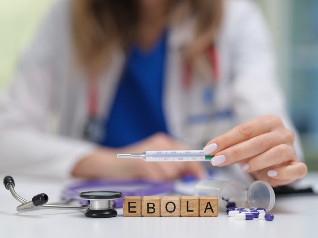 El ébola se transmite por contacto directo con fluidos de personas enfermas o fallecidas; el aislamiento es clave para contener brotes.