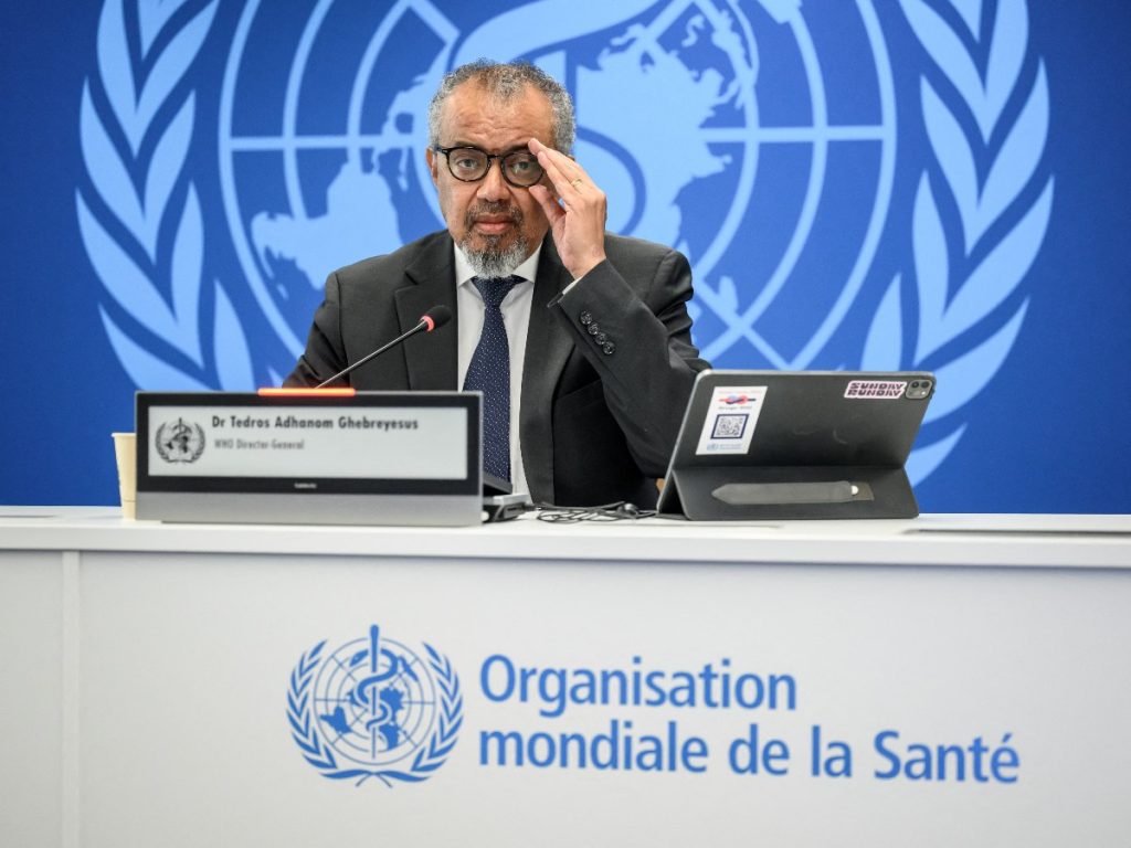 El director general de la Organización Mundial de la Salud (OMS), Tedros Adhanom Ghebreyesus, habla durante una conferencia de prensa sobre el brote de ébola en la República Democrática del Congo y Uganda, en la sede de la agencia de salud de la ONU en Ginebra, el 20 de mayo de 2026.