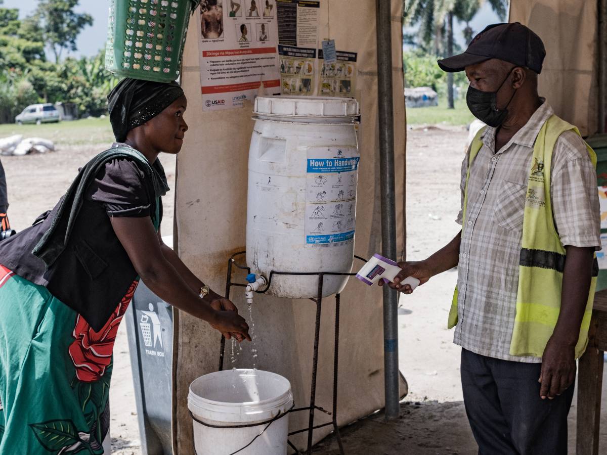 La OMS mantiene la emergencia internacional por el brote de ébola en África.