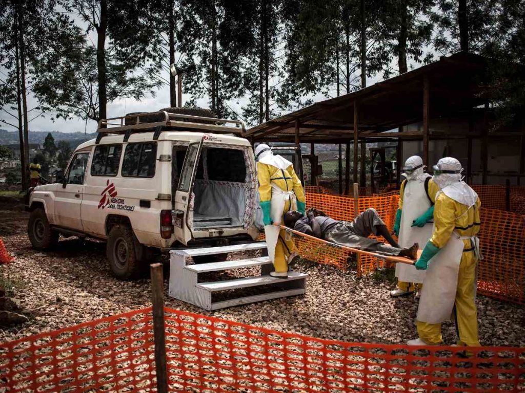 El 4 de noviembre de 2018, personal sanitario trasladó a un paciente a un hospital tras descartar que tuviera ébola en un centro de tratamiento del ébola (CTE) apoyado por Médicos Sin Fronteras (MSF) en Butembo, República Democrática del Congo. 