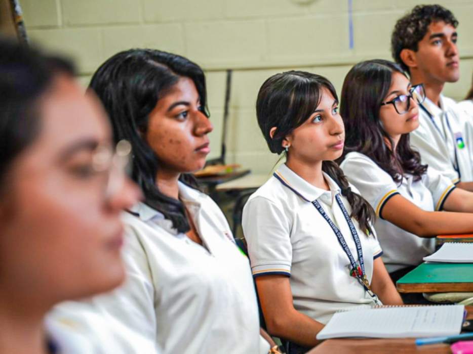 Las clases se enfocan en lenguaje y matemáticas para fortalecer habilidades clave antes de la universidad.