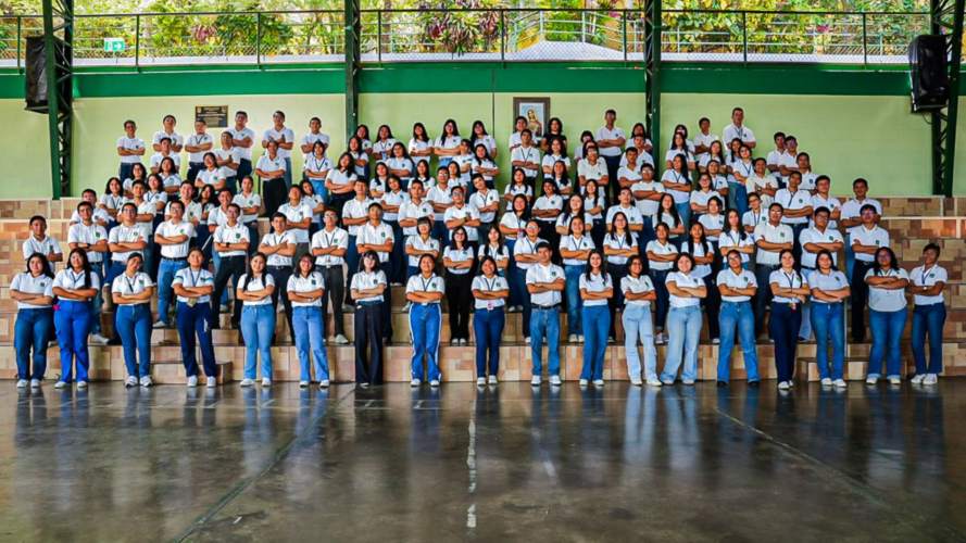 Los jóvenes también participan en ferias universitarias y charlas para conocer opciones de carrera.