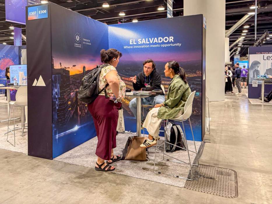 Siete compañías salvadoreñas mostraron innovaciones en inteligencia artificial, software y análisis de datos durante la feria tecnológica. Foto / Cortesía Cancillería.