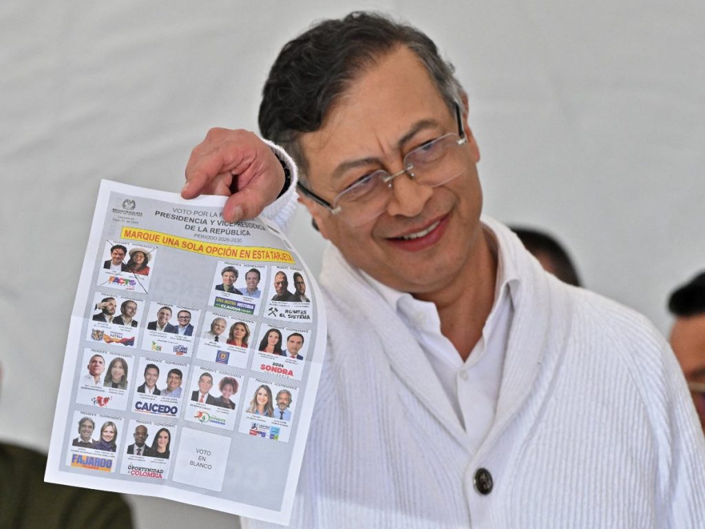 El presidente de Colombia, Gustavo Petro, se prepara para emitir su voto durante las elecciones presidenciales en un colegio electoral de Bogotá el 31 de mayo de 2026.

