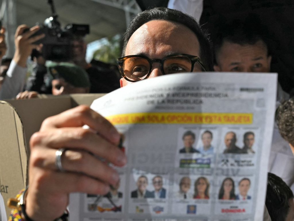 El candidato presidencial colombiano Abelardo de la Espriella, del movimiento Salvadores de la Patria, muestra su papeleta mientras vota en un colegio electoral durante las elecciones presidenciales en Barranquilla, Colombia, el 31 de mayo de 2026.
