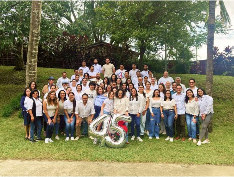La revista Construcción, de CASALCO, destacó recientemente el liderazgo y trayectoria de la arquitecta salvadoreña.