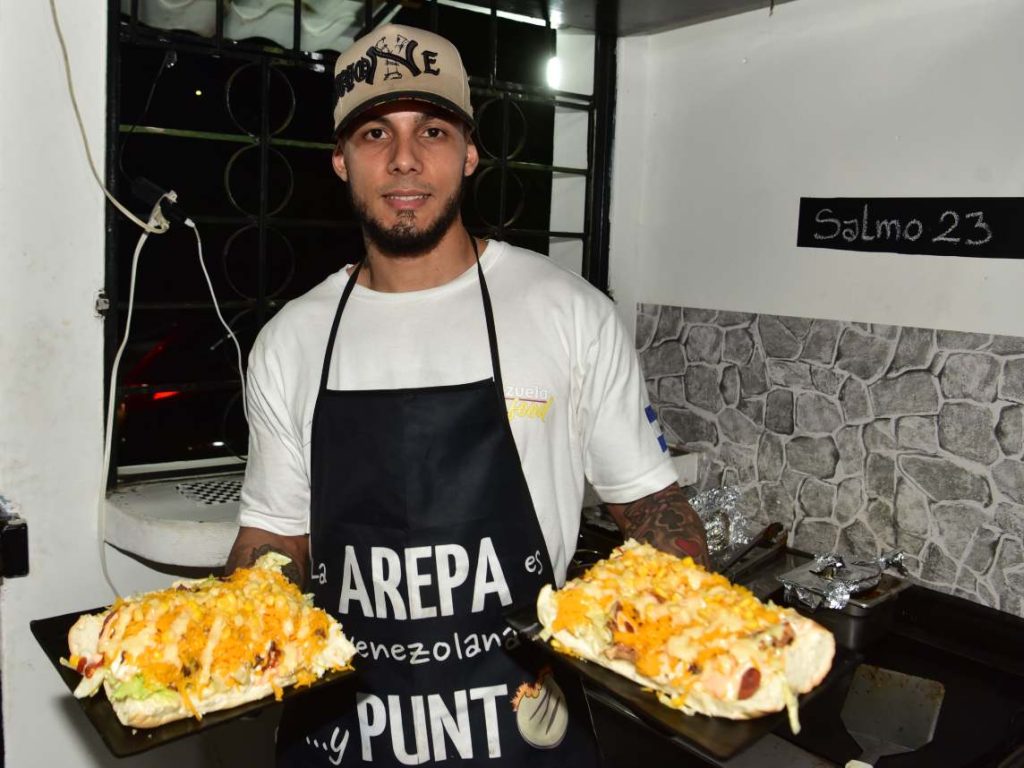 Ronald Sosa llegó hace nueve meses a El Salvador y hoy apuesta por salir adelante con su negocio de comida venezolana.
