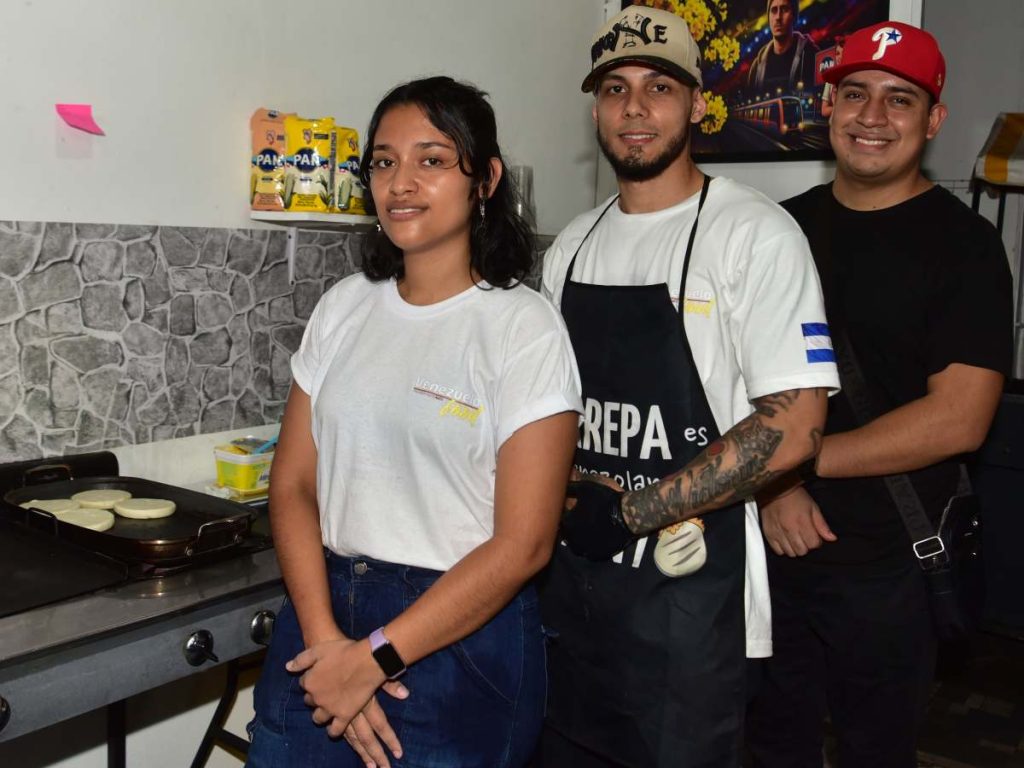 “Todo lo preparo con amor y dedicación”, asegura Ronald Sosa sobre la comida que ofrece en su emprendimiento.