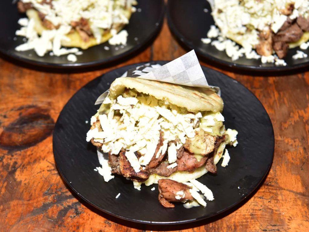 Reina pepiada, pabellón y mixta parrillera son algunas de las arepas favoritas de sus clientes.
