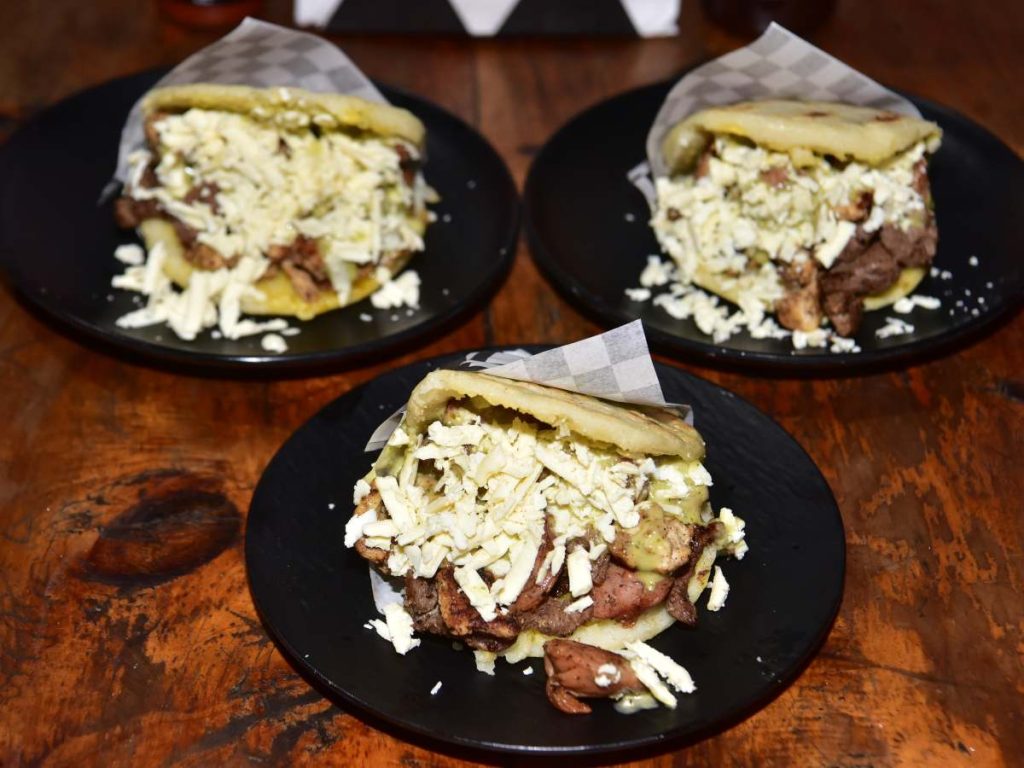 Además de arepas, Venezuela Food ofrece pepitos, salchipapas y bebidas tradicionales venezolanas.