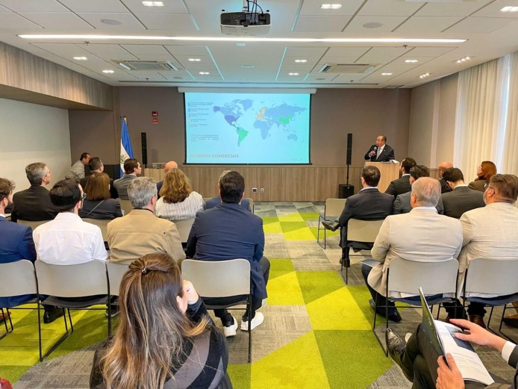 El Salvador presentó oportunidades de inversión en sectores como tecnología, logística y turismo.