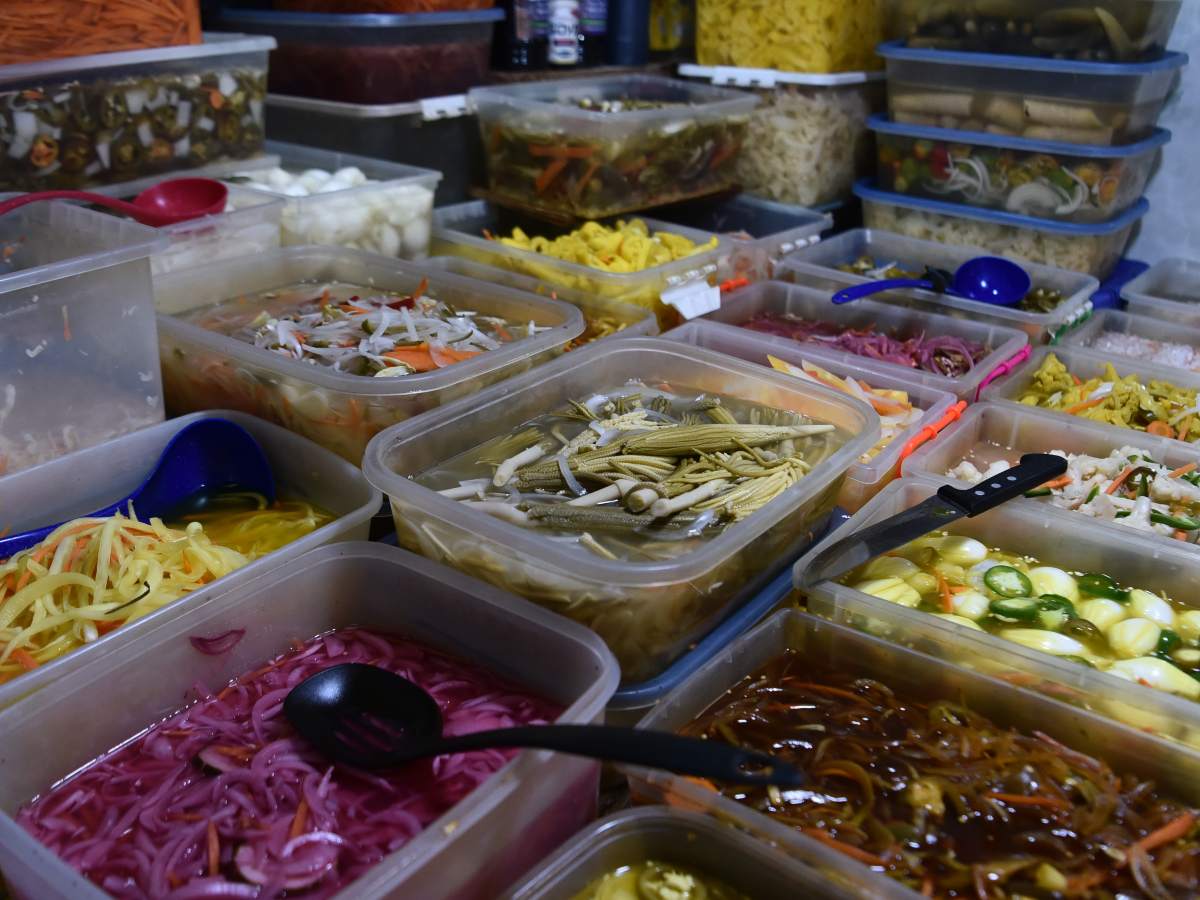 Yolanda continúa la tradición familiar al frente de “Encurtidos Letona”, en el mercado Central de San Salvador.