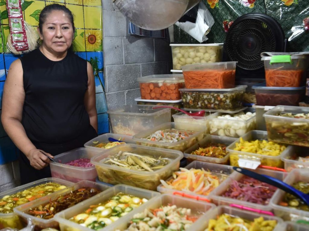 Yolanda continúa la tradición familiar al frente de “Encurtidos Letona”, en el mercado Central de San Salvador.