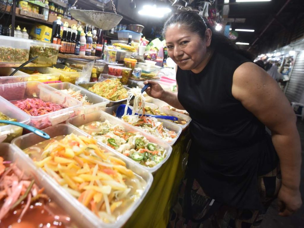 Algunos salvadoreños residentes en el extranjero llevan los encurtidos del mercado Central fuera del país.