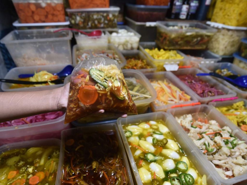 Cebolla, coliflor, papaya y pacaya son parte de la variedad de encurtidos que ofrece el reconocido puesto.