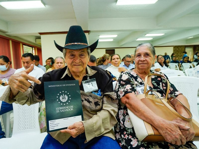 Familias reciben escrituras de sus terrenos tras años de espera en distintos departamentos del país.