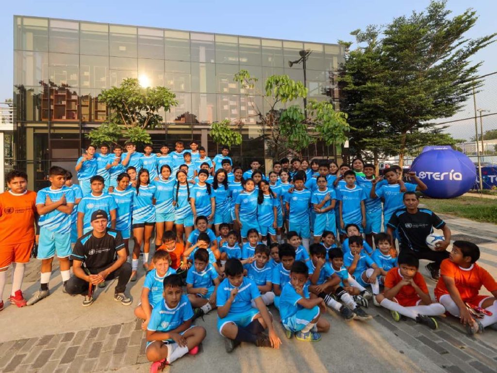 Más de 300 uniformes y 150 balones fueron entregados para impulsar la práctica deportiva en comunidades. Fotografía/ Tejido Social