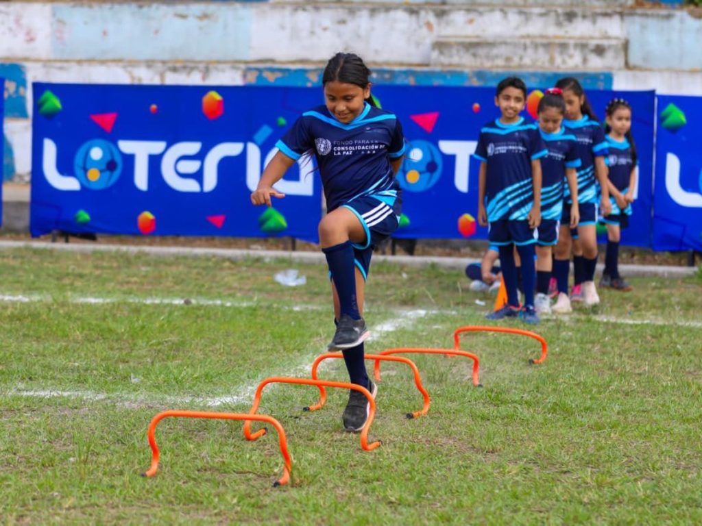 Niños y jóvenes forman parte de las nuevas escuelitas de fútbol que buscan fortalecer valores y oportunidades en los barrios. Fotografía/ Tejido Social