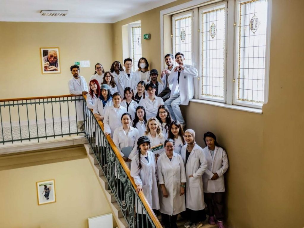 La estudiante salvadoreña reside actualmente en Budapest, donde continúa su formación profesional en el área de la salud. Foto / Cortesía
