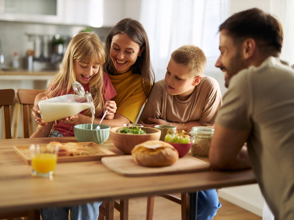 Abordar la obesidad infantil desde hábitos familiares evita estigmas y favorece una relación más sana con la comida.