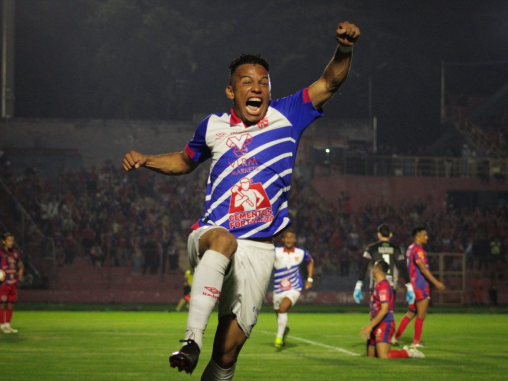 Rafael Tejada celebra el gane de FAS. Foto Primera División