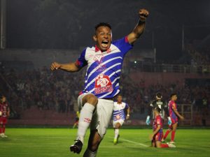 Rafael Tejada celebra el gane de FAS. Foto Primera División