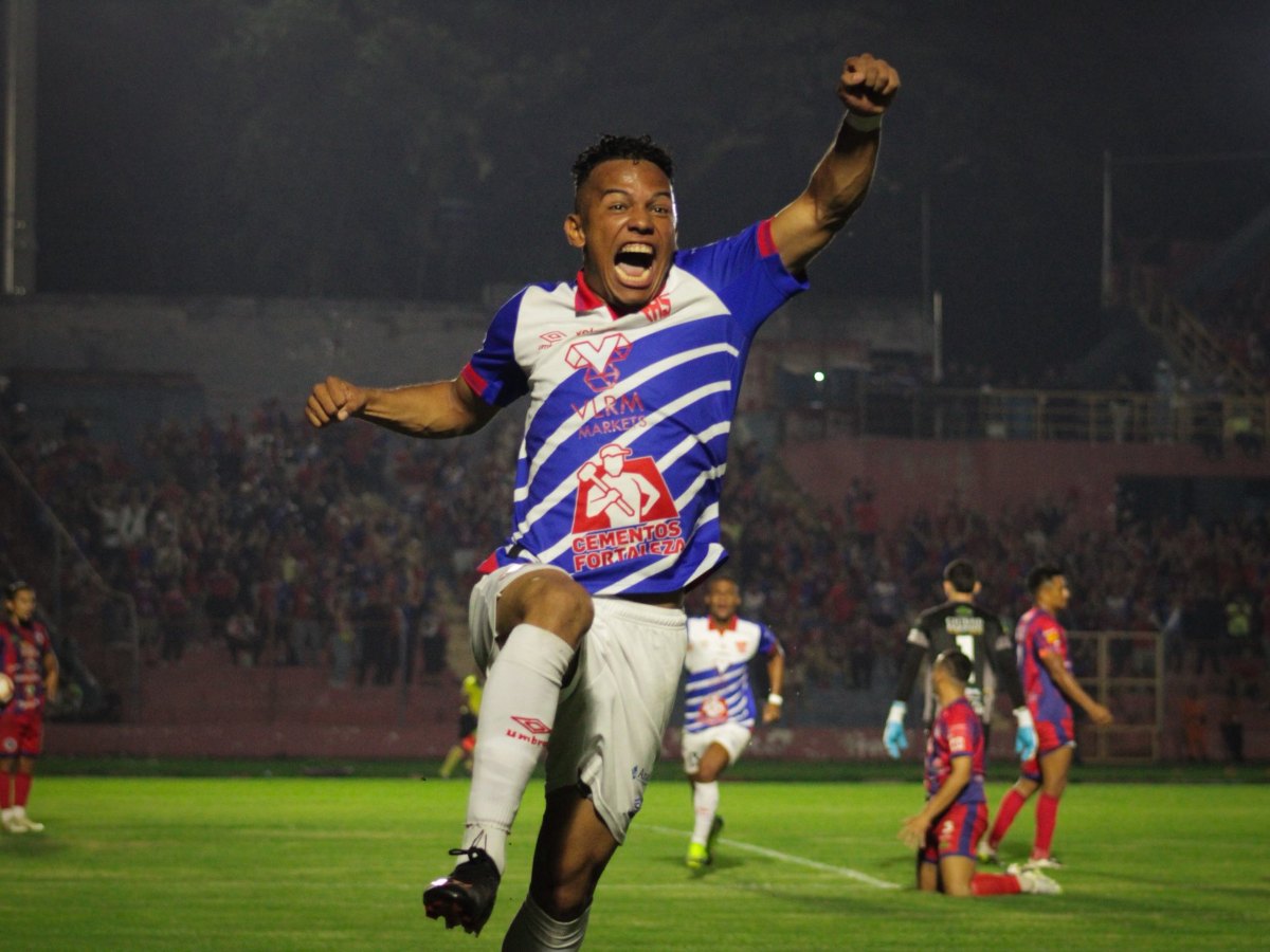 Rafael Tejada celebra el gane de FAS. Foto Primera División